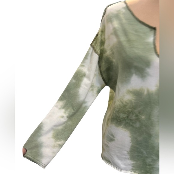 La Miel Women’s Sweatshirt Size Medium V-Neck Long Sleeve Green & White Tie Dye. - Picture 2 of 8